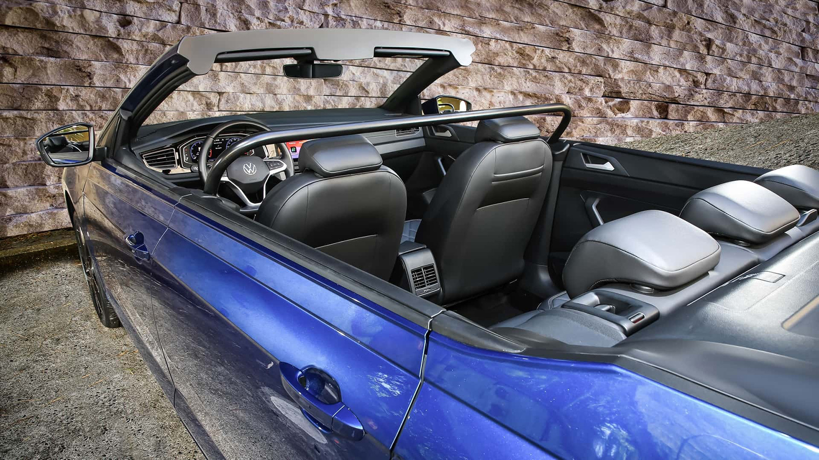 Η Volkswagen μετέτρεψε ένα σεντάν σε ένα τετράθυρο κάμπριο